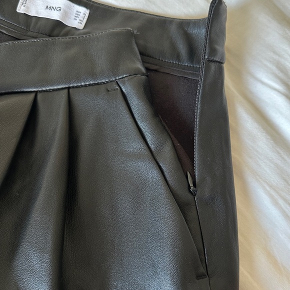 MANGO LEATHER LIKE BLACK PLEATED STRAIGHT PANTS VEGAN RETRO HIGH WAISTED 6 M - Picture 7 of 9
